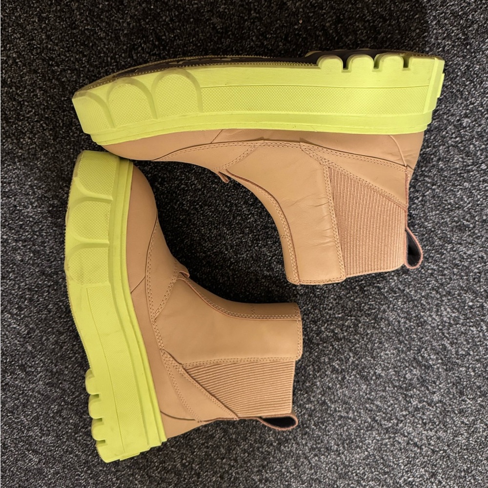 SOREL Waterproof Chelsea Platform Boot - 8.5 - Picture 2 of 9